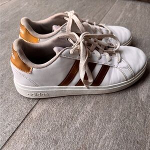 Adidas Grand Court K in white and gold